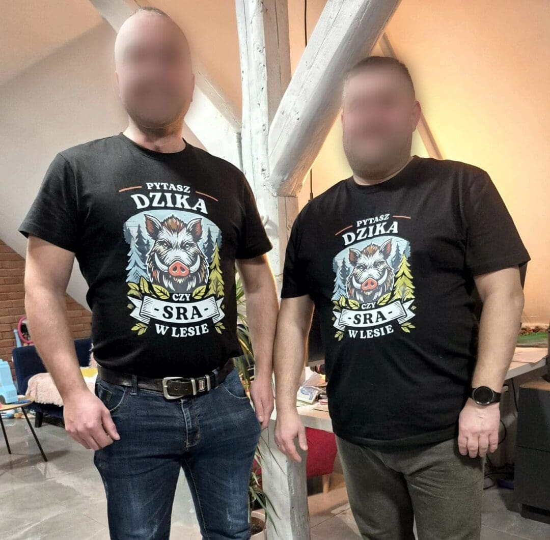T-shirt z nadrukiem "Pytasz dzika czy SRA w lesie"